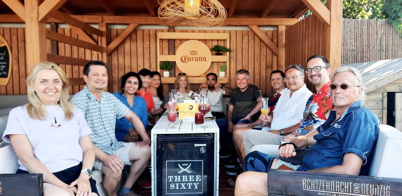 Group shot of attendees of the Darmstadt Apéro at the BeachClub