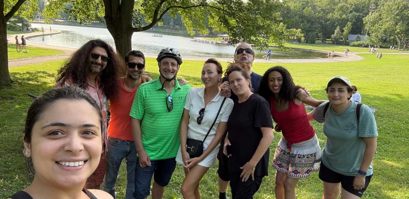 Group picture of the Montréal After Work Drinks Group in the park