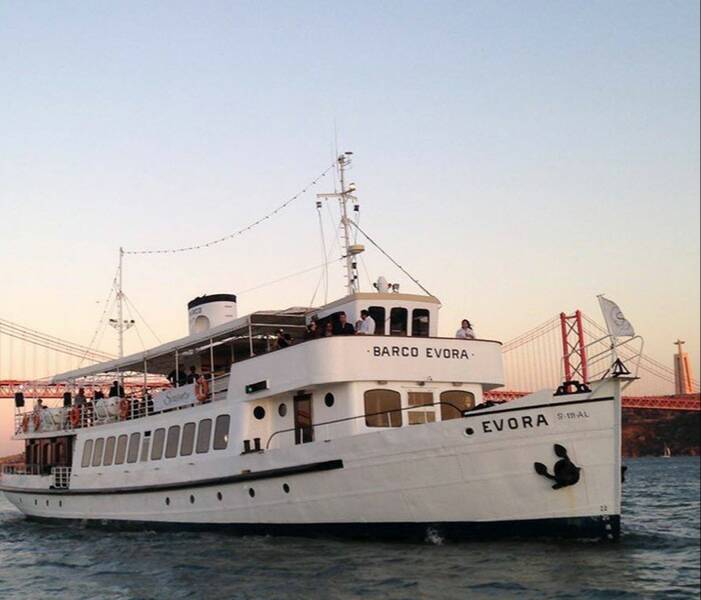 sunset cruise lisbon