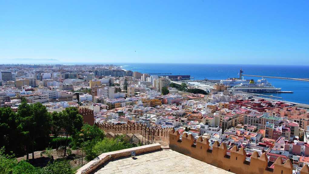 Where do most expats live in Almeria?
